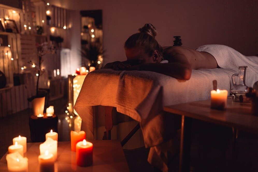 conceito de massagem com mulher 23 2147816942