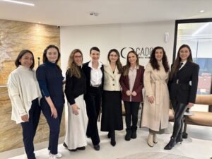 A dermatologista Debora Cadore reuniu medicos de diferentes estados em imersao sobre terapias regenerativas capilares em Florianopolis scaled