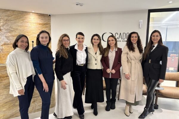 A dermatologista Debora Cadore reuniu medicos de diferentes estados em imersao sobre terapias regenerativas capilares em Florianopolis scaled