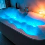 Banheira Camboriu com tecnologia Air Therapy da Sabbia alia tecnologia de bolhas de ar iluminacao em LED e design premium para proporcionar uma experiencia de relaxamento e bem estar