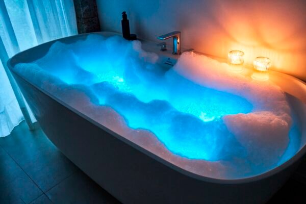 Banheira Camboriu com tecnologia Air Therapy da Sabbia alia tecnologia de bolhas de ar iluminacao em LED e design premium para proporcionar uma experiencia de relaxamento e bem estar