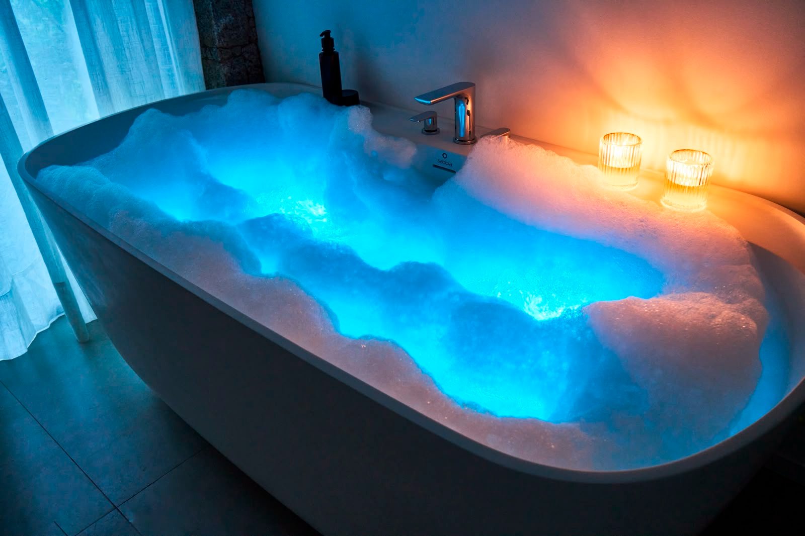 Banheira Camboriu com tecnologia Air Therapy da Sabbia alia tecnologia de bolhas de ar iluminacao em LED e design premium para proporcionar uma experiencia de relaxamento e bem estar